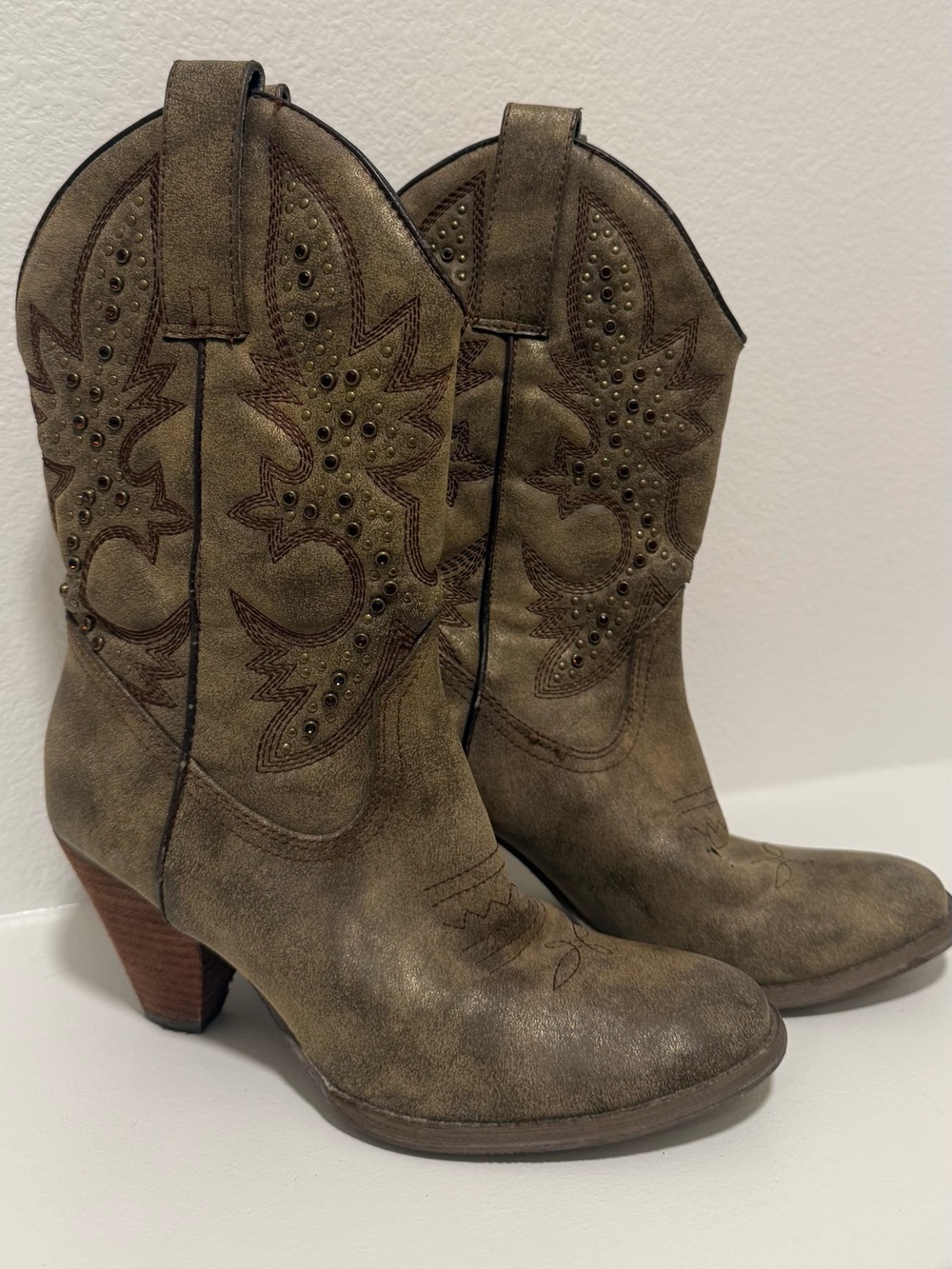 Very Volatile western cowboy boots distressed studded boots size 8.5